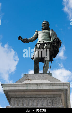 Statua di Miguel de Cervantes - romanziere spagnolo, poeta e drammaturgo sulla Plaza de las Cortes di Madrid in Spagna Foto Stock