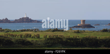 Jersey, Isole del Canale, UK. Il 13 settembre 2015. Meteo REGNO UNITO: mattina chiari cieli blu prima di previsioni di pioggia aftrnoon presso il St Oens & La Corbier Lighthouse & Le Rocco Torre Credito: Gordon Shoosmith/Alamy Live News Foto Stock