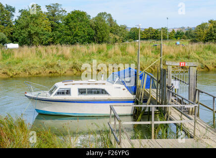 Piccola imbarcazione da diporto ormeggiata su fiume Arun in Arundel, West Sussex, in Inghilterra, Regno Unito. Foto Stock