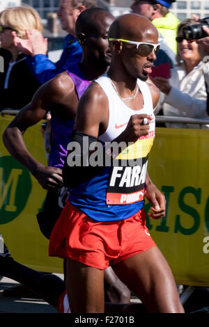 Newcastle, Regno Unito. Il 13 settembre 2015. Mo Farah compete nel 2015 Great North Run di Newcastle Upon Tyne. Credito: Thomas Jackson/Alamy Live News Foto Stock