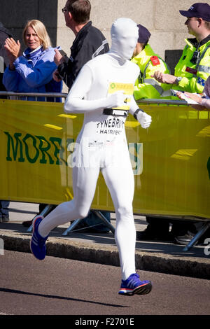 Newcastle, Regno Unito. Il 13 settembre 2015. I corridori prendere parte nel 2015 Great North Run di Newcastle Upon Tyne. Credito: Thomas Jackson/Alamy Live News Foto Stock