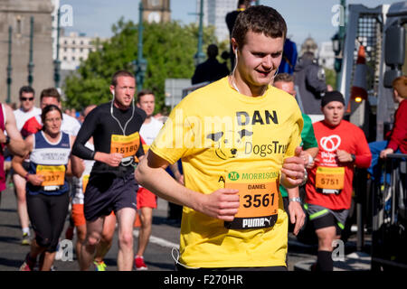 Newcastle, Regno Unito. Il 13 settembre 2015. I corridori prendere parte nel 2015 Great North Run di Newcastle Upon Tyne. Credito: Thomas Jackson/Alamy Live News Foto Stock