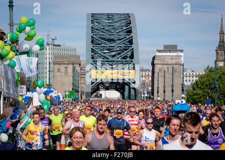 Newcastle, Regno Unito. Il 13 settembre 2015. I corridori prendere parte nel 2015 Great North Run di Newcastle Upon Tyne. Credito: Thomas Jackson/Alamy Live News Foto Stock