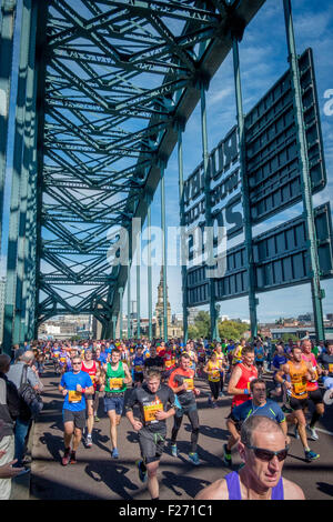 Newcastle, Regno Unito. Il 13 settembre 2015. I corridori prendere parte nel 2015 Great North Run di Newcastle Upon Tyne. Credito: Thomas Jackson/Alamy Live News Foto Stock