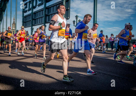 Newcastle, Regno Unito. Il 13 settembre 2015. I corridori prendere parte nel 2015 Great North Run di Newcastle Upon Tyne. Credito: Thomas Jackson/Alamy Live News Foto Stock