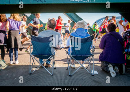 Newcastle, Regno Unito. Il 13 settembre 2015. Spettatori enjpy 2015 Great North Run di Newcastle Upon Tyne. Credito: Thomas Jackson/Alamy Live News Foto Stock