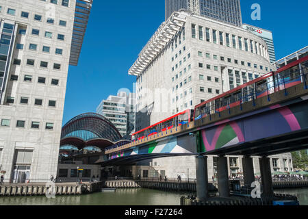 Alto e moderno di edifici per uffici e Docklands Light Railway treno, Canary Wharf il quartiere finanziario di Londra, Inghilterra REGNO UNITO Foto Stock