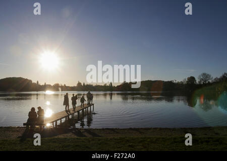 Sole che splende sul lago, lago Wessling, Baviera, Germania Foto Stock