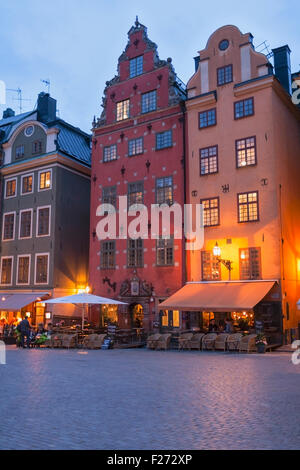 Basso angolo di visione degli edifici, Stortorget, Gamla Stan, Stoccolma, Svezia Foto Stock