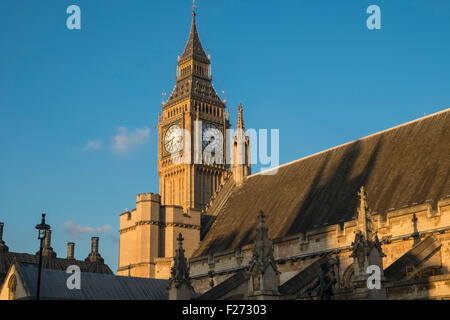 Iconico punto di riferimento il Big Ben si illumina nel tardo pomeriggio di sole, London, England, Regno Unito Foto Stock