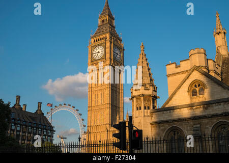 Iconico punto di riferimento il Big Ben si illumina nel tardo pomeriggio di sole, London, England, Regno Unito Foto Stock
