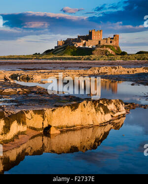 Il castello di Bamburgh sulla costa nord est di Northumberland. Una volta la residenza dei re di Northumbria. Foto Stock