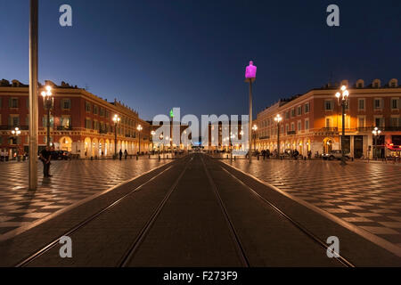 I binari ferroviari su strada di città di notte, Place Massena Nizza, Francia Foto Stock