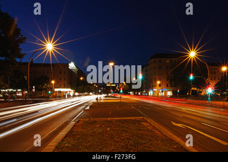 Traffico sentieri di luce sulla strada di notte, Berlino, Germania Foto Stock