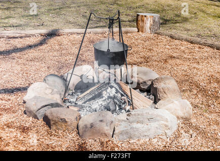 Cucina outdoor scena con Calderone sul fuoco Foto Stock