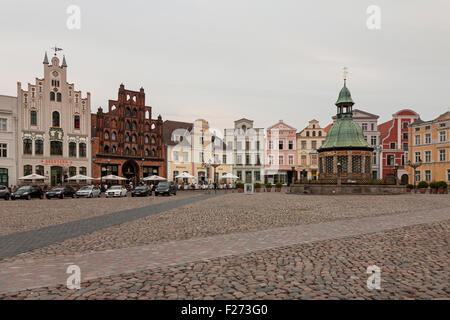 Wasserkunst fontana nella piazza del mercato di Wismar, Meclenburgo-Pomerania Occidentale, Germania Foto Stock