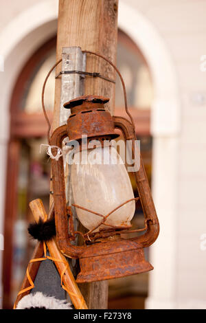 Vecchia Lanterna arrugginito su un palo di legno Foto Stock