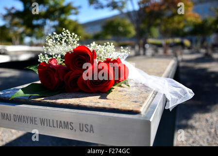 I fiori sono posizionati prima di una cerimonia di commemorazione presso il National 9/11 Pentagon Memorial in occasione dell'anniversario dell'9/11 gli attentati terroristici di settembre 11, 2015 in Arlington, Virginia. Foto Stock