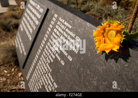 I fiori sono posizionati prima di una cerimonia di commemorazione presso il National 9/11 Pentagon Memorial in occasione dell'anniversario dell'9/11 gli attentati terroristici di settembre 11, 2015 in Arlington, Virginia. Foto Stock