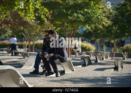 La famiglia e gli amici di quelli uccisi su 9/11 al Pentagono di condividere un momento di quiete al Pentagono Memorial sull'anniversario degli attentati di settembre 11, 2015 in Arlington, Virginia. Foto Stock