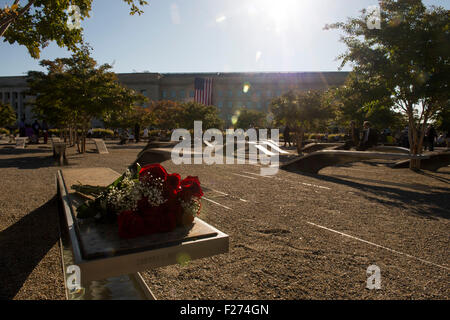 I fiori sono posizionati prima di una cerimonia di commemorazione presso il National 9/11 Pentagon Memorial in occasione dell'anniversario dell'9/11 gli attentati terroristici di settembre 11, 2015 in Arlington, Virginia. Foto Stock