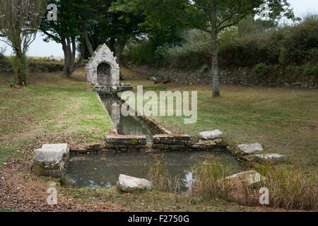 Pozzo santo Fontaine di San Colombano al di fuori del villaggio di Saint-Columban vicino a Carnac, Brittany, Francia. Medioevo cristiano celtico Foto Stock