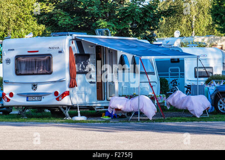 Il lago di Forggensee caravan park con due partecipanti nei sacchi a pelo per dormire fuori, Baviera Germania Foto Stock