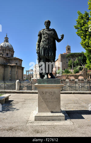 Italia, Roma, statua di Giulio Cesare Foto Stock