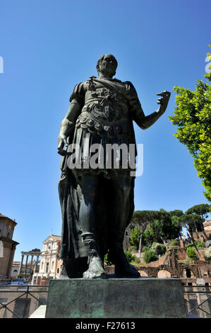 Italia, Roma, statua di Giulio Cesare Foto Stock