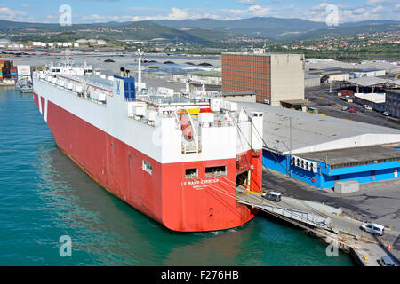 Porto di Koper Slovenia paesaggio urbano nuove vetture essendo condotto su dedicato veicolo Le Mans La spedizione Express automobili all'estero Foto Stock