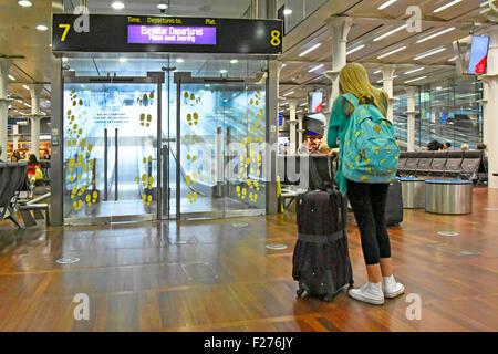 Eurostar St Pancras partenza lounge giovane donna con la valigia di bagagli in attesa di essere chiamato fino al livello della piattaforma a bordo treno Foto Stock