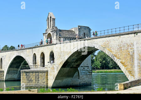 Avignon Francia il Pont d'ponte di Avignone e per i turisti che visitano il francese St Nicholas cappella sul fiume Rodano Foto Stock