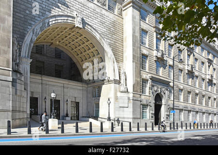 MI5 il quartier generale dell'agenzia di intelligence nazionale del governo, l'ingresso ad arco alla Thames House, edificio classificato di grado II, Londra, Inghilterra, Regno Unito Foto Stock