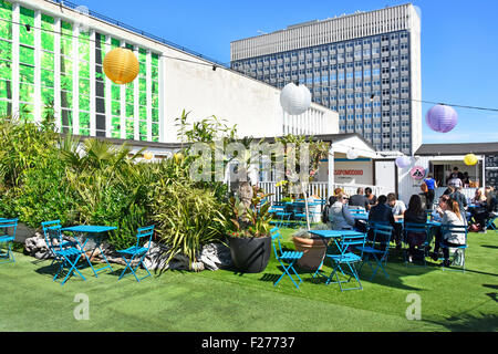 Roof garden John Lewis department store con le persone che si godono la giornata di sole Oxford Street negozio West End di Londra Inghilterra REGNO UNITO Foto Stock