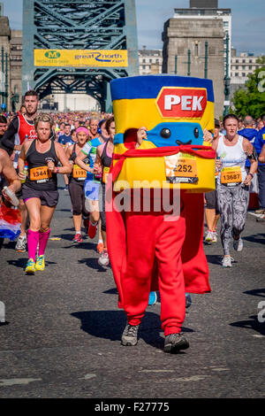 Newcastle, Regno Unito. 13 settembre 2015. I corridori prendere parte nel 2015 Great North Run Credit: Thomas Jackson/Alamy Live News Foto Stock