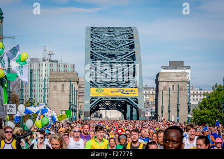 Newcastle, Regno Unito. 13 settembre 2015. I corridori prendere parte nel 2015 Great North Run Credit: Thomas Jackson/Alamy Live News Foto Stock