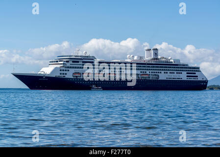 Holland America la nave da crociera Amsterdam ancorato in Sitka, Alaska. Foto Stock