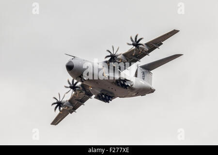 Aereo da trasporto militare Airbus A400M essendo dimostrato al RIAT 2015, a Fairford, nel Gloucestershire. Foto Stock