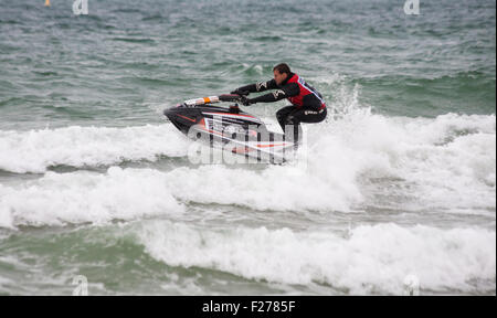 Bournemouth, Dorset, Regno Unito. 13 settembre 2015. Gran Premio del mare a Bournemouth – Lee Stone Pro campione del mondo Freestyle intrattiene la folla con acrobazie trucchi sul suo moto d'acqua in una giornata fredda e grigia. Moto d'acqua jetski jet ski jetski jetski jetski jet ski jetski ski ski jetjet ski ski ski jetski ski ski jetski ski jetski ski ski jet ski skier jet ski jet ski jetski jetski Carolyn Jenkins/Alamy Live News Foto Stock