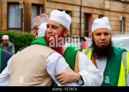 Glasgow, Regno Unito. Il 13 settembre 2015. I seguaci della vera fede dell Islam e il Profeta Mohammad tenuto il loro annuale sfilano per le strade di Glasgow. Circa 300 i credenti (tutti maschi) inclusi i visitatori provenienti da tutta la Gran Bretagna comprese Londra, Leeds, Manchester e Bolton, nonché alcuni visitatori europei tenutasi la parata di concludere con un pasto, aperta a tutti in una moschea locale. Credito: Findlay/Alamy Live News Foto Stock