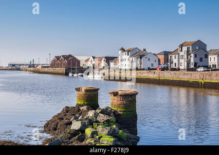 Vista dal nuovo ponte sul fiume Ayr verso il mare e su piloni del vecchio ponte ferroviario, a Ayr, South Ayrshire Foto Stock