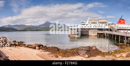 Traghetto Calmac "Caledonian Isles' ormeggiata al Porto di Brodick sull'isola di Arran, Scozia, con capra è sceso, la più alta dell'isola Foto Stock