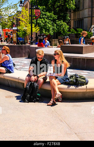 Per coloro che godono della possibilità di socializzare al di fuori durante i mesi di estate in Madison Wisconsin Foto Stock