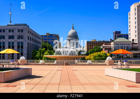 Guardando al Monona Terrace fontana verso Wisconsin Ave e lo State Capitol Building in Madison Foto Stock