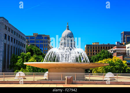 Guardando al Monona Terrace fontana verso Wisconsin Ave e lo State Capitol Building in Madison Foto Stock