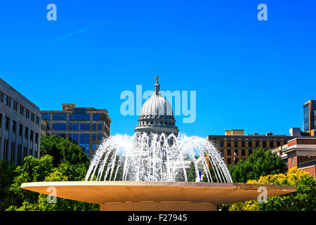 Guardando al Monona Terrace fontana verso Wisconsin Ave e lo State Capitol Building in Madison Foto Stock