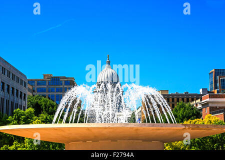 Guardando al Monona Terrace fontana verso Wisconsin Ave e lo State Capitol Building in Madison Foto Stock