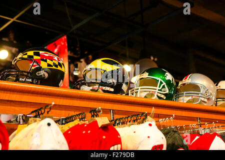 La merce in vendita presso la gazzetta UWBadgers football team store presso il Camp Randall in Madison Wisconsin Foto Stock