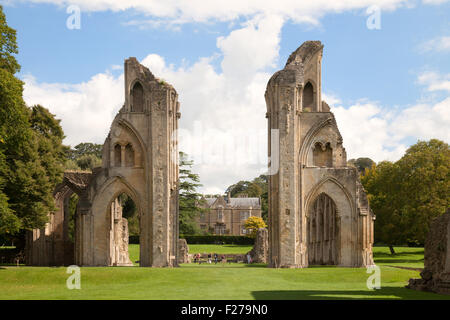 I turisti presso le rovine del medievale del XIII secolo Abbazia di Glastonbury, Glastonbury, Somerset England Regno Unito Foto Stock