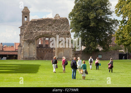 I turisti che visitano le rovine del medievale del XIII secolo Abbazia di Glastonbury, Glastonbury, Somerset England Regno Unito Foto Stock